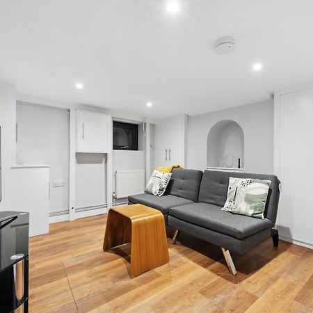 2 Bedrooms Stunning Westgate Cottage Retreat, Central Winchester, Free On-Street Parking Permit, With Garden Close To Cathedral - Sleeps 6, Pets Are Welcome, Summer Special Offer! - By Blue Puffin Stays Exterior foto