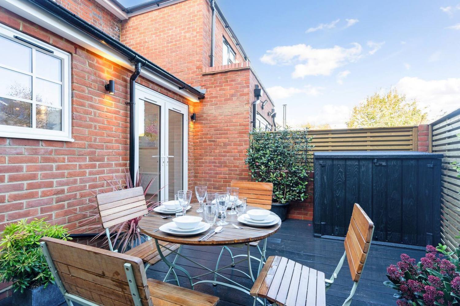 2 Bedrooms Stunning Westgate Cottage Retreat, Central Winchester, Free On-Street Parking Permit, With Garden Close To Cathedral - Sleeps 6, Pets Are Welcome, Summer Special Offer! - By Blue Puffin Stays Exterior foto