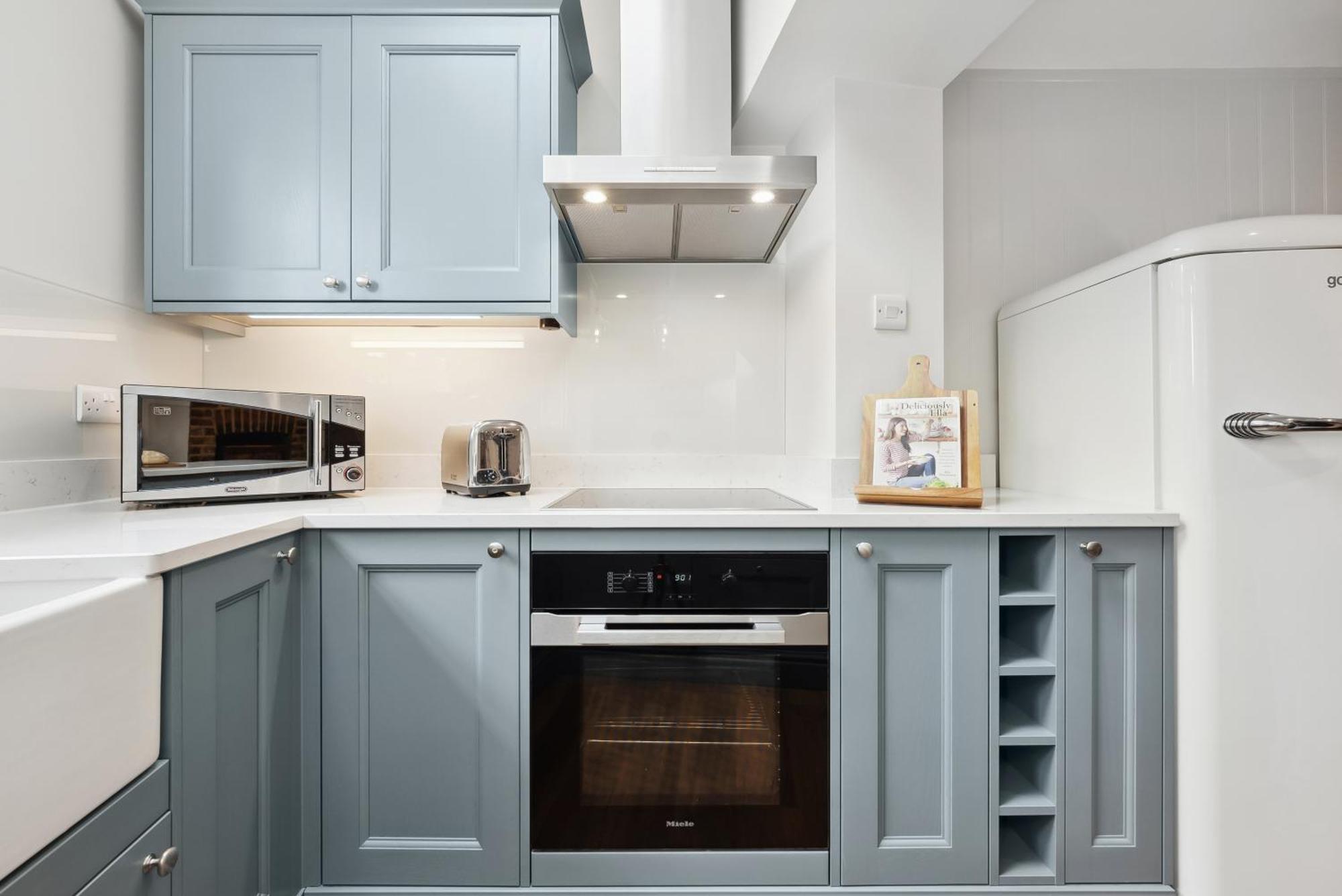 2 Bedrooms Stunning Westgate Cottage Retreat, Central Winchester, Free On-Street Parking Permit, With Garden Close To Cathedral - Sleeps 6, Pets Are Welcome, Summer Special Offer! - By Blue Puffin Stays Exterior foto