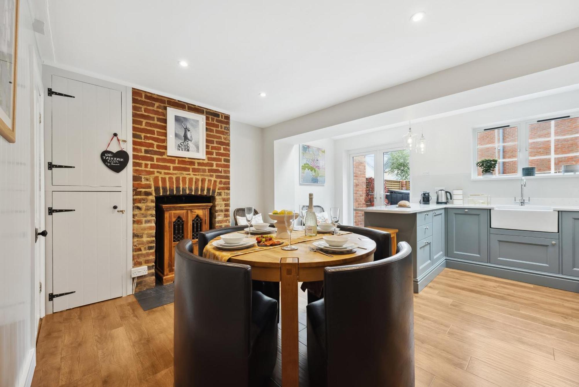 2 Bedrooms Stunning Westgate Cottage Retreat, Central Winchester, Free On-Street Parking Permit, With Garden Close To Cathedral - Sleeps 6, Pets Are Welcome, Summer Special Offer! - By Blue Puffin Stays Exterior foto