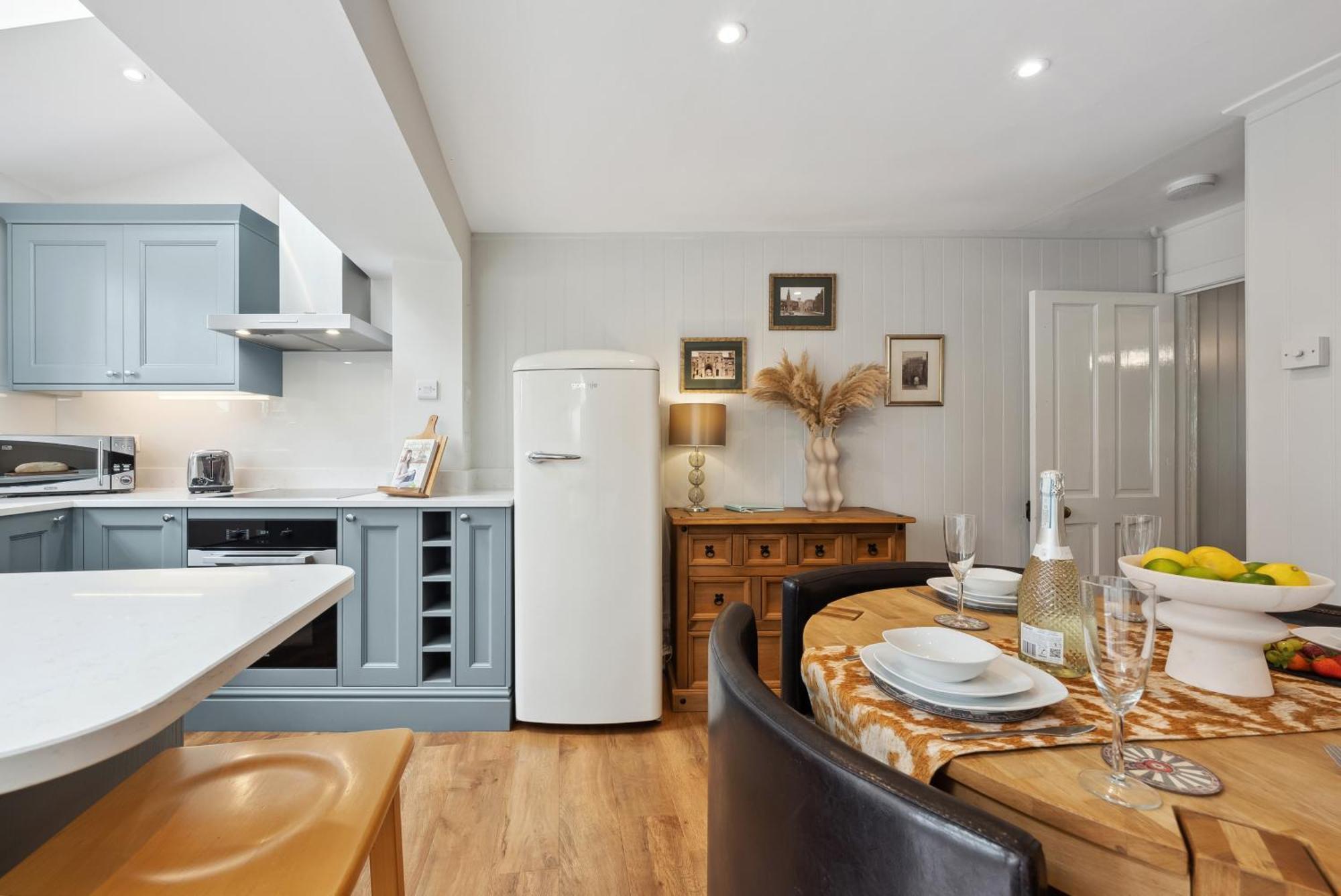 2 Bedrooms Stunning Westgate Cottage Retreat, Central Winchester, Free On-Street Parking Permit, With Garden Close To Cathedral - Sleeps 6, Pets Are Welcome, Summer Special Offer! - By Blue Puffin Stays Exterior foto