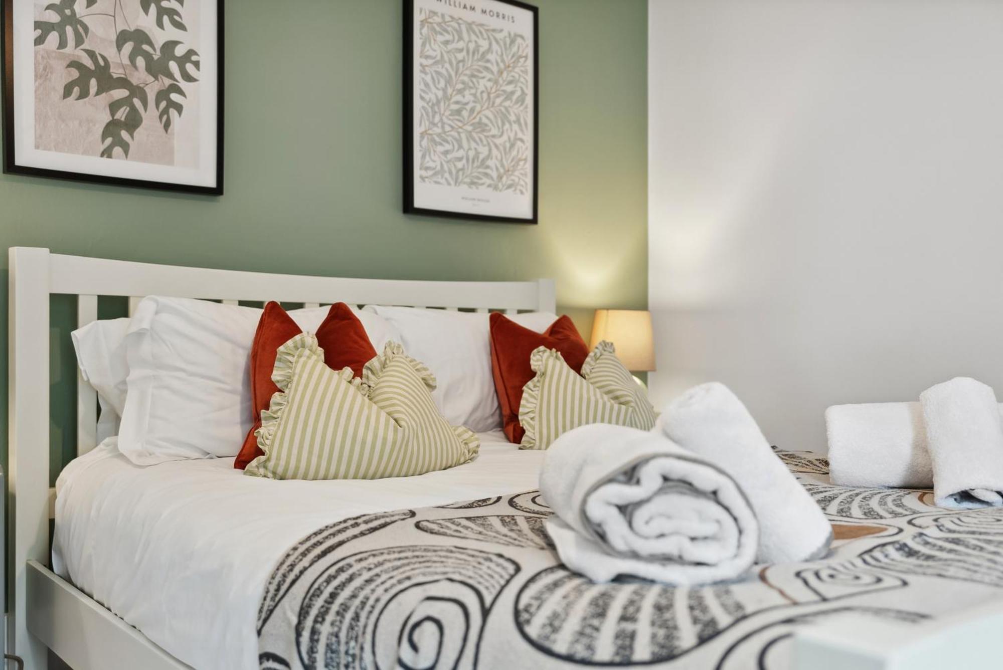 2 Bedrooms Stunning Westgate Cottage Retreat, Central Winchester, Free On-Street Parking Permit, With Garden Close To Cathedral - Sleeps 6, Pets Are Welcome, Summer Special Offer! - By Blue Puffin Stays Exterior foto