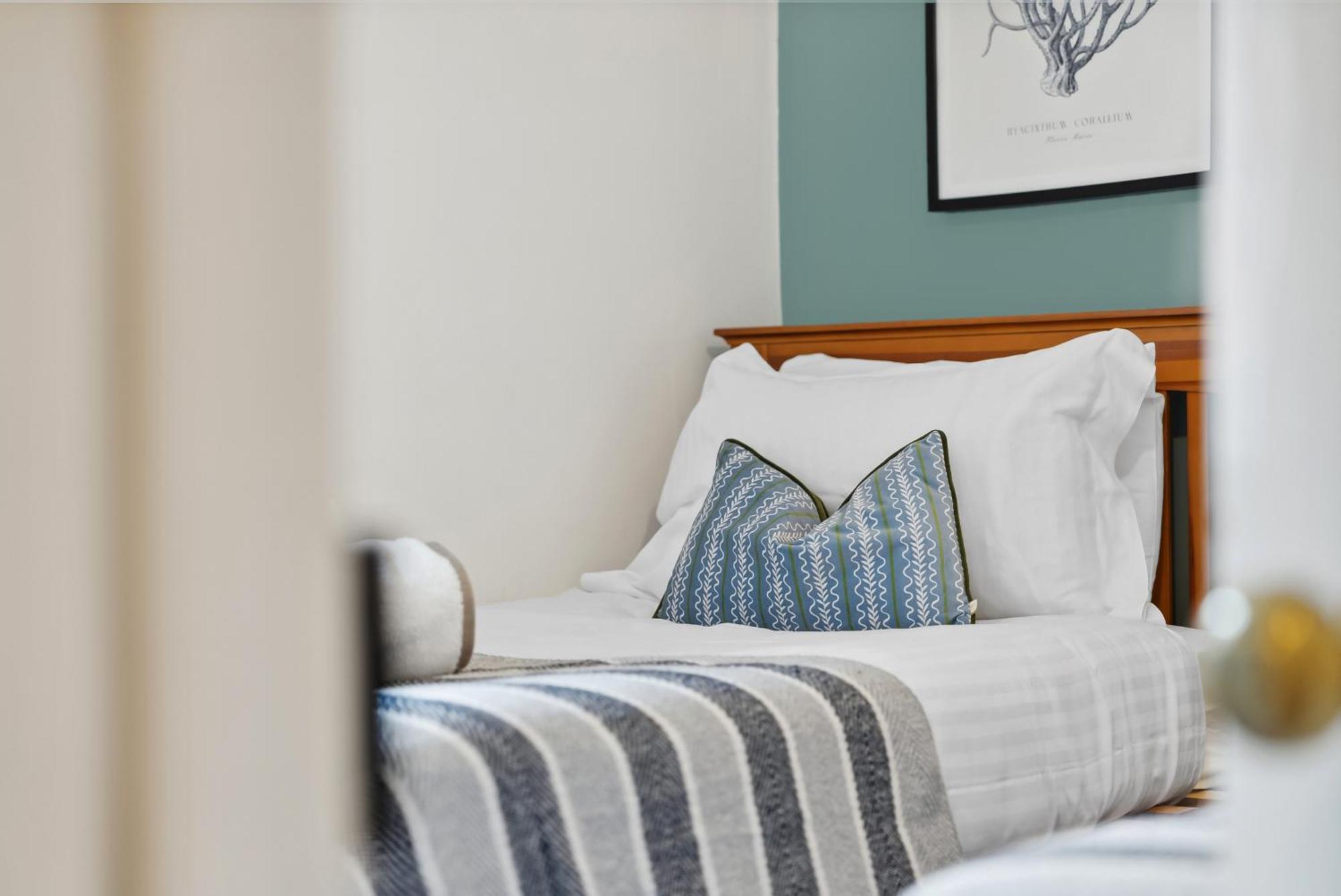 2 Bedrooms Stunning Westgate Cottage Retreat, Central Winchester, Free On-Street Parking Permit, With Garden Close To Cathedral - Sleeps 6, Pets Are Welcome, Summer Special Offer! - By Blue Puffin Stays Exterior foto