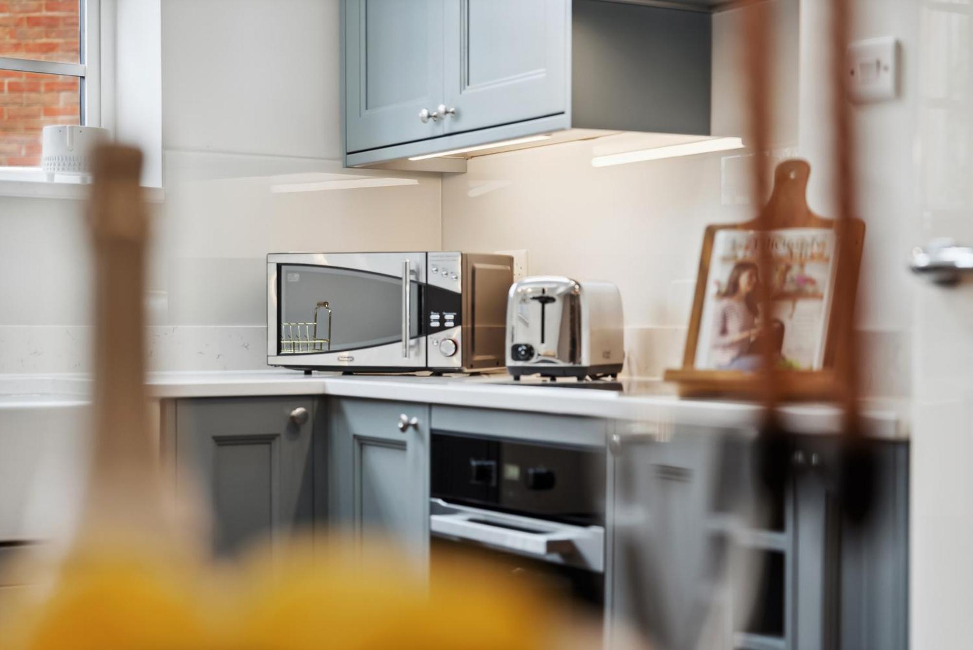 2 Bedrooms Stunning Westgate Cottage Retreat, Central Winchester, Free On-Street Parking Permit, With Garden Close To Cathedral - Sleeps 6, Pets Are Welcome, Summer Special Offer! - By Blue Puffin Stays Exterior foto